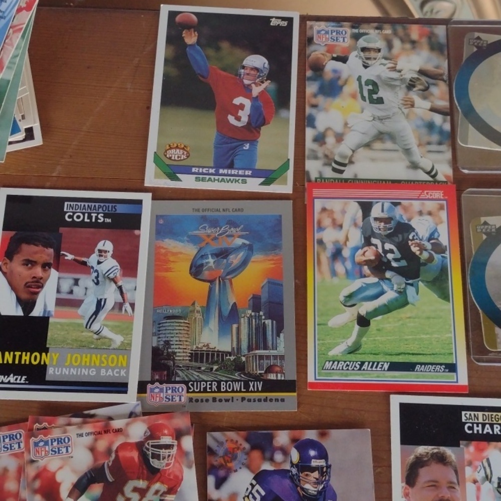 Assorted Football Trading Cards Collection - Picture 5 of 5